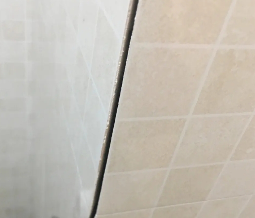 封丘瓷砖空鼓维修公司分享阳台瓷砖脱落的修复过程可以分为以下几个步骤