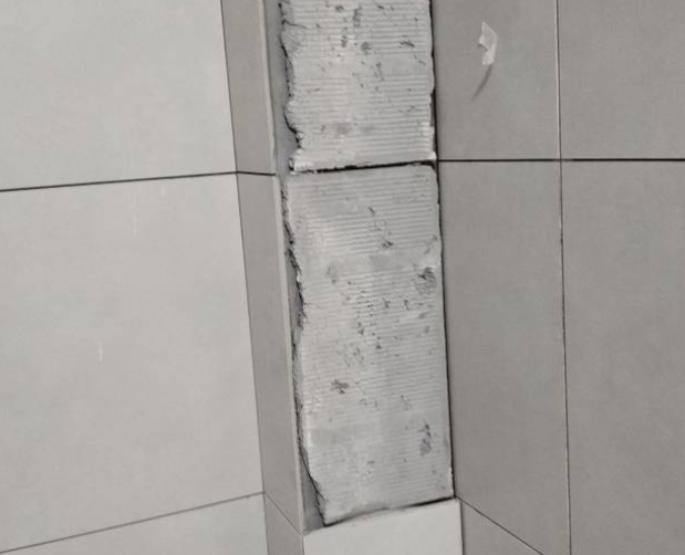 封丘瓷砖空鼓维修公司分享下瓷砖施工前基层浇水润湿程度不足，可能导致以下问题